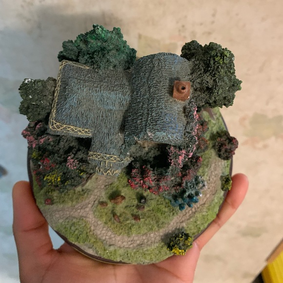 Thomas Kinkade - Lighted Cottage Collection - Heather's Hutch - Picture 8 of 9